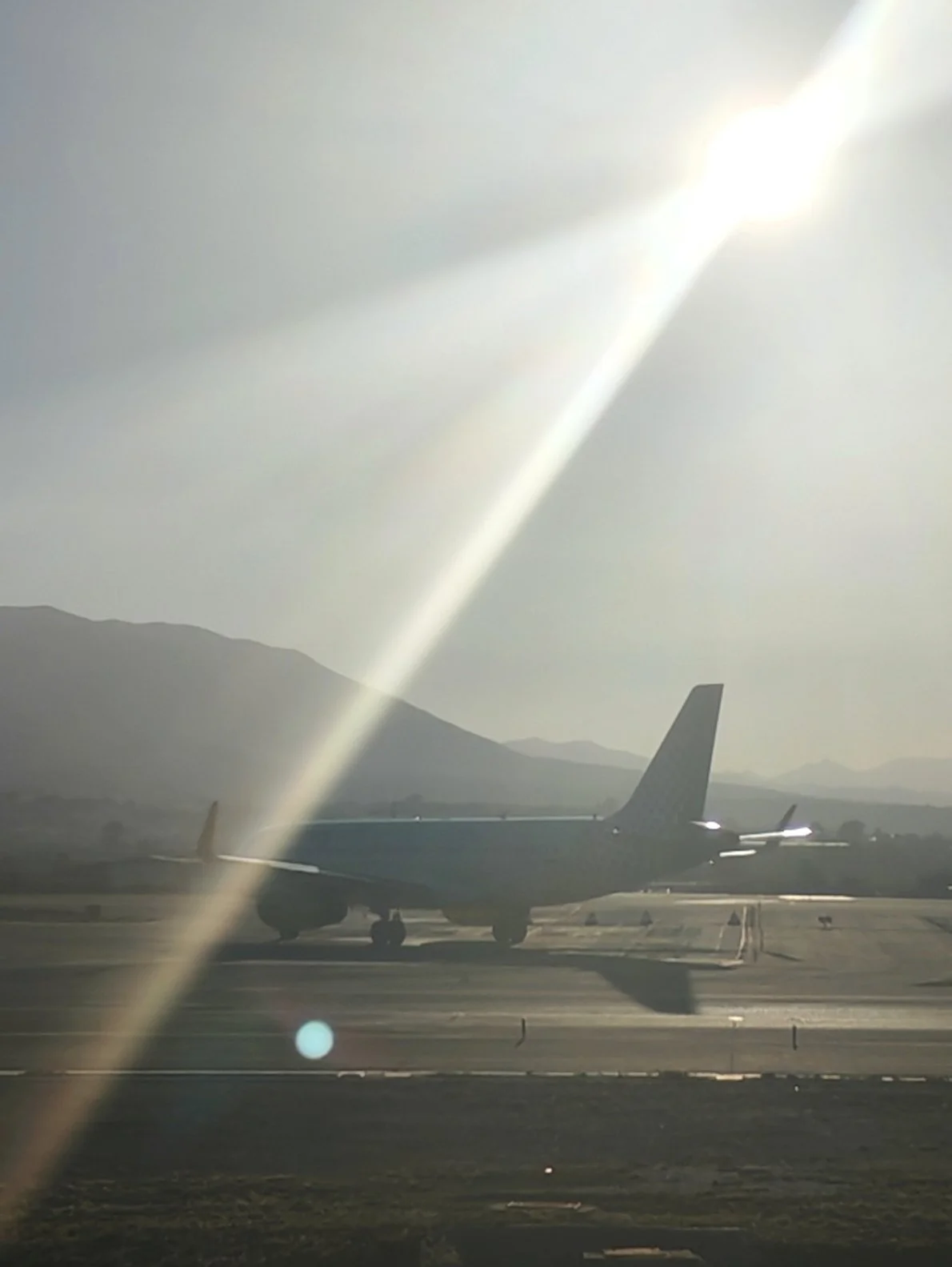 Avión a contraluz al atardecer en el aeropuerto de Málaga