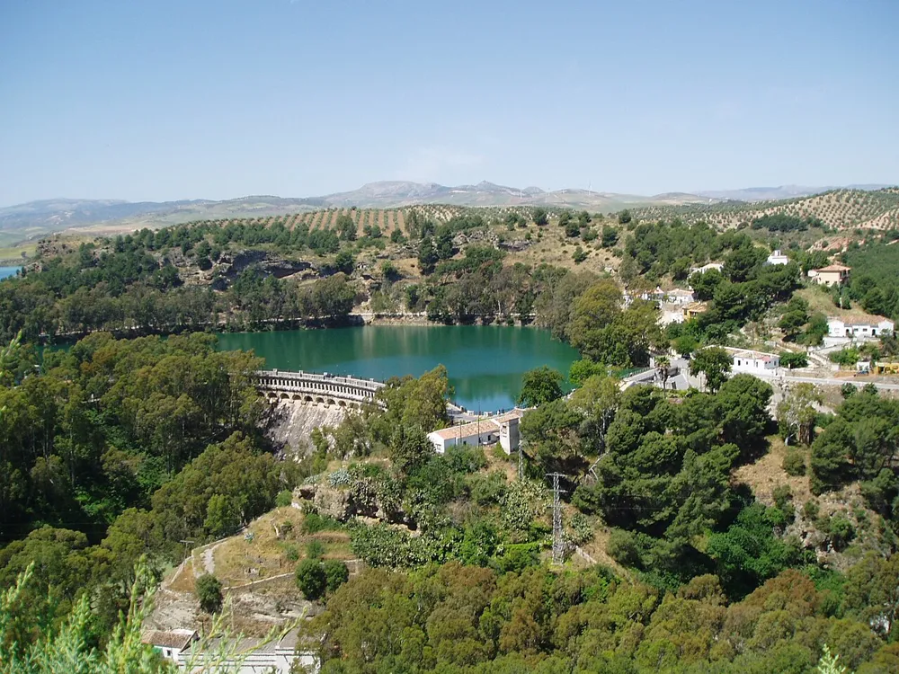 Presa y embalse del Conde de Guadalhorce, junto al acceso norte del Caminito del Rey